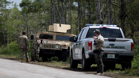 Agentes de la Guardia Nacional de Florida, este lunes vigilando los alrededores de Alcatraz Caimán.