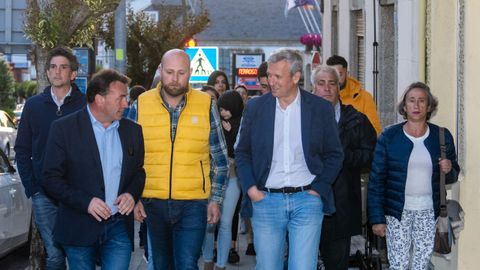 Alfonso Rueda, caminando por Monterroso con el candidato del PP, Eloy Prez.