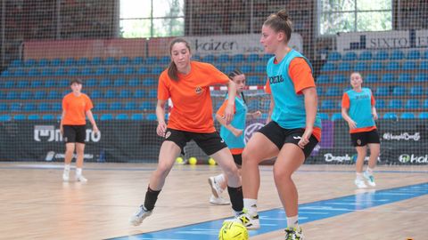 Laura Barranco controla el baln ante Ana Eliza en uno de los primeros entrenamientos de la pretemporada
