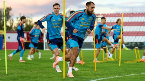 Borja Iglesias, durante el entrenamiento de este lunes con la seleccin espaola en Sevilla.