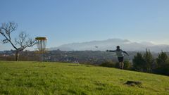 Un jugador de disc golf en el parque Purificaci�n Tom�s de Oviedo