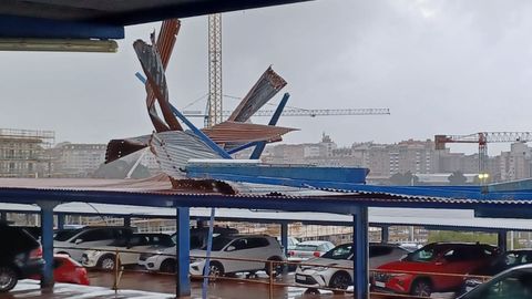 Tejado levantado en el aparcamiento del Chuac por el fuerte viento