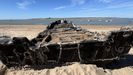 Narcolancha abandonada en la playa de Sanl�car sin que ninguna administraci�n quiera asumir su retirada.