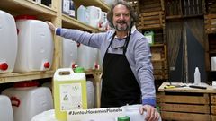 Javier Zamuz, est� montando una tienda ecologista de productos de limpieza a granel (geles).