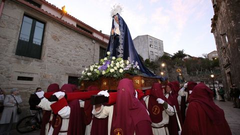 La Irmandade do Cristo da Misericordia sac en procesin las imgenes del Ecce Homo y las vrgenes de la Amargura y la Soledad tras la celebracin de la misa.