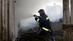 Imagen de archivo de los bomberos actuando en un incendio en una parroquia de Monforte