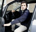 Javier, en el coche en el que se desplaza hasta A Granxa.
