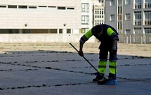 <span lang= es-es >Limpieza</span>. La concesi�n pendiente de adjudicar incluye la limpieza de las instalaciones dependientes 	del Concello de Ourense, desde el auditorio a los vestuarios de las instalaciones termales.