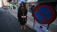 Elisa Vecino, en la calle Ram�n y Cajal, donde est�n realizando obras de renovaci�n del firme en horario nocturno