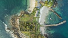 Factor�a de salaz�n de Tal, Muros. Con el puerto ?�ltimo tercio del XIX?, ligado a la sardina.