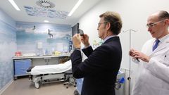 Feijoo toma una foto con el m�vil en el Hospital �lvaro Cunqueiro.