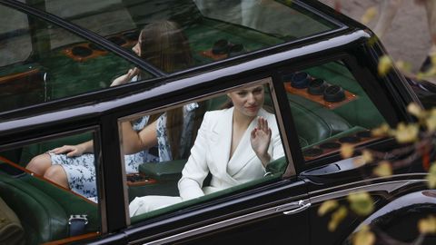 La princesa Leonor y la infanta Sofa a bordo del Rolls Royce Phamton IV escoltadas por la Guardia Real