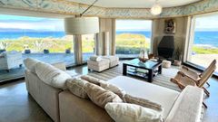 Vista del sal�n, en forma de proa de barco, al Cant�brico, con acceso directo a la playa de Os Castros