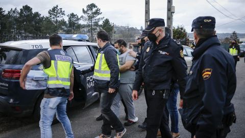 Diego Rodrguez, vestido de gris, durante una inspeccin policial en su casa de Velle (Ourense) la misma tarde del crimen