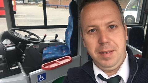 Jos David Mostaf Rodrguez, de Culleredo,  conductor de bus en Inglaterra