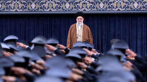 El ayatol Jameni, en un encuentro con militares el pasado febrero.