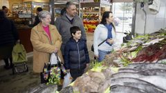 Carmen, Santiago, Beatriz y el peque�o Cayetano, este viernes en la Praza de Abastos de Viveiro
