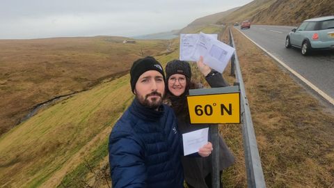Alexandre y Zaira en las islas Shetland mostrando�la documentaci�n electoral del 18F desde el paralelo 60 norte, la semana pasada.