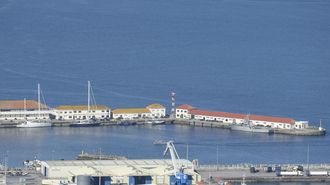 D�rsena y muelles de la Escuela Naval Militar de Mar�n, junto al puerto comercial de la localidad