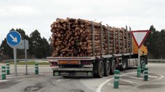 Cami�n transportando madera en Beltr�n (Xove)