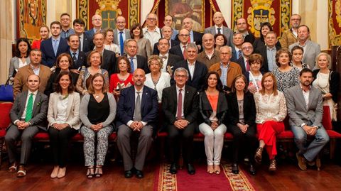 El rector, Santiago Garc�a Granda, posa con el personal que ha recibido las insignias de la Universidad y con los nuevos docentes.El rector, Santiago Garc�a Granda, posa con el personal que ha recibido las insignias de la Universidad y con los nuevos docentes