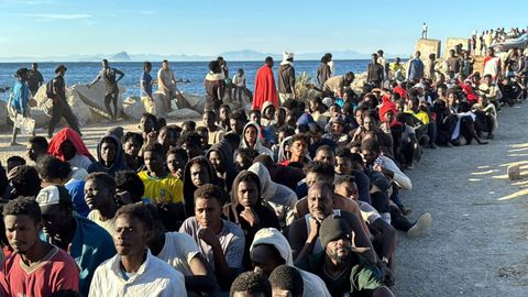 Decenas de migrantes esperan en Ceuta al reparto de comida de Cruz Roja y la organizaci�n Sur Sur.