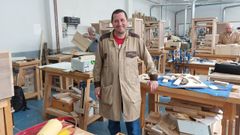 Alberto Gallego, profesor del departamento de Carpinter�a e Moble del IES de Ortigueira, en el taller, en una imagen de archivo