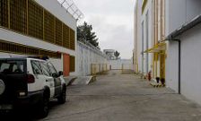 En la prisi�n de Pereiro de Aguiar, los vigilantes privados controlan garitas y monitores. 
