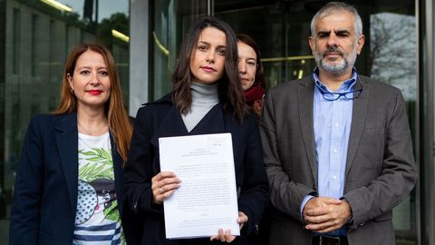 La l�der de Ciudadanos en Catalu�a, In�s Arrimadas, acompa�ada de los diputados del partido Carlos Carrizosa y Sonia Sierra (i), presentaron una denuncia por delitos de odio contra Arran en la Ciudad de la Justicia de Barcelona