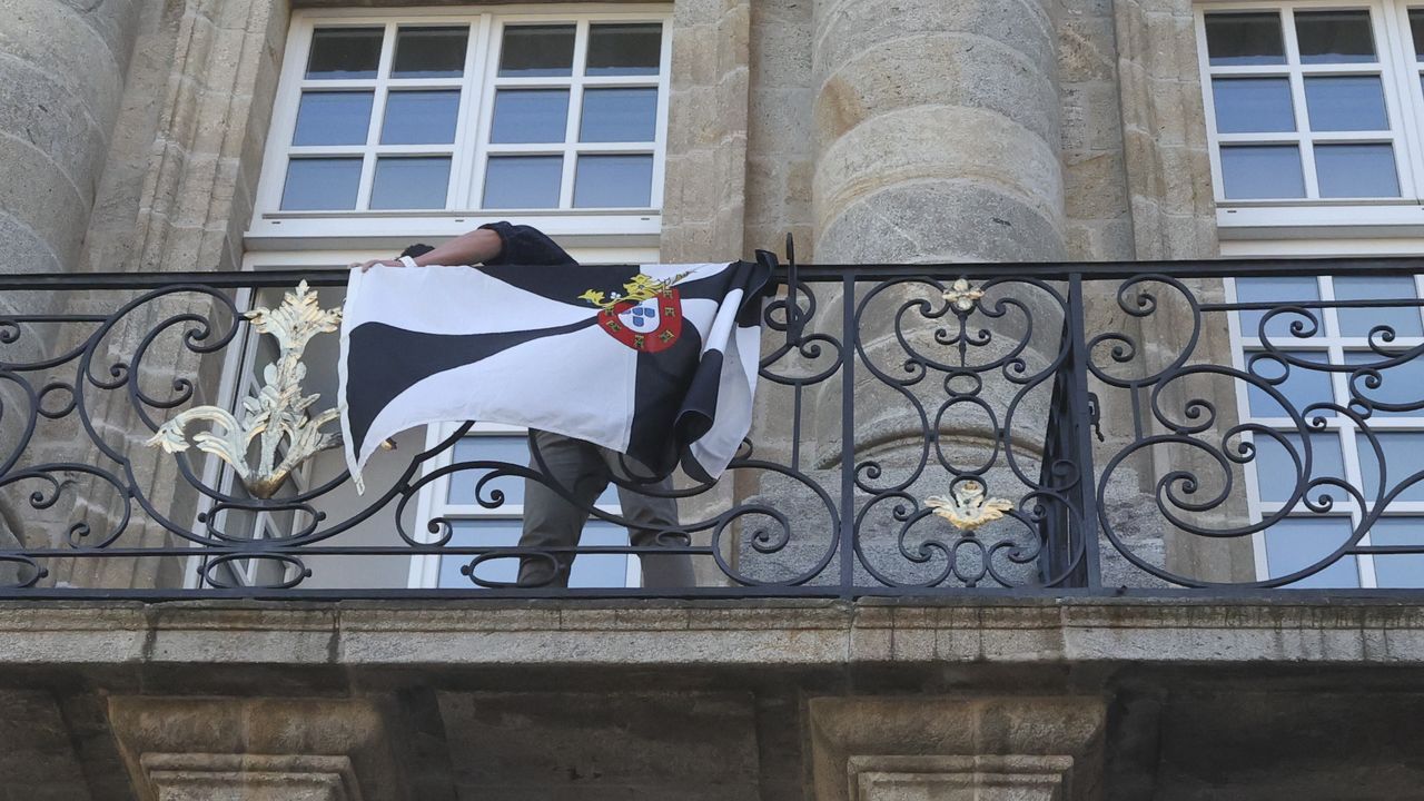 Míriam Louzao afea al edil Adrián Villa que «corra» por Raxoi para colocar la bandera de Ceuta