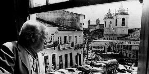 Amado, en una plaza de Bah�a, hace veinte a�os.