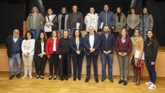 Foto con las autoridades y con algunos de los participantes en el programa formativo