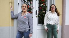 Las hermanas Malde, con el maio que confeccionaron con flores donadas por Vivaflory Bamb� y que ya adorna la puerta de su casa