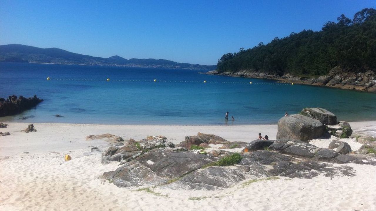 Movilizan un helicóptero para rescatar a un hombre que se cayó en unas rocas en una playa de Sanxenxo