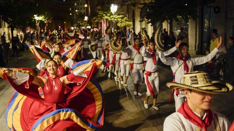 Desfile por Ourense de los participantes en las Xornadas de Folclore.