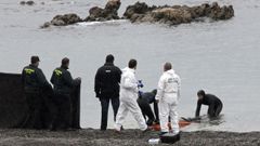 La Guardia Civil recupera el cad�ver de uno de los quince inmigrantes fallecidos en el asalto masivo a la frontera del Tarajal en febrero del 2014