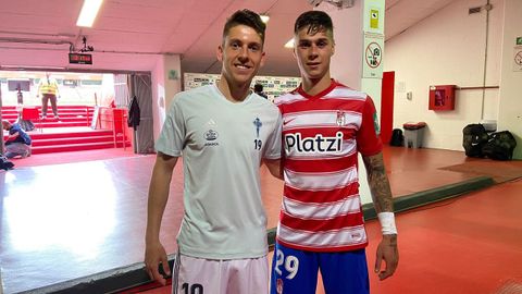 Sergio Barcia, con Jose Fontn, a la conclusin del partido en el que debut con el Granada en Los Crmenes ante el Celta