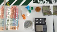 Drogas, dinero y objetos incautados al vecino de Outes