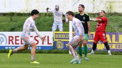 Prol y Regueiro festejan el segundo tanto del Boiro el domingo, logrado por el compostelano.