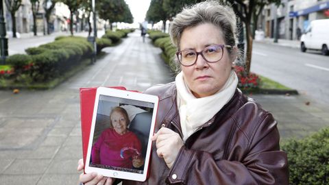 Cristina Gonzlez, con una foto de su madre, Mara Peleteiro