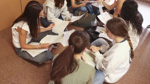 Las mujeres representan el 58% del alumnado en selectividad. En la imagen, alumnas en el campus de Esteiro (Ferrol) minutos antes de entrar en el examen