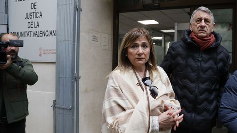 La madre de Marta Calvo, Marisol Burn, y el psiclogo Mariano Navarro en la Audiencia de Valencia donde se celebra la vista de apelacin de la sentencia contra Jorge Ignacio Palma por el asesinato de Marta Calvo y otras dos mujeres
