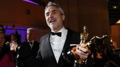Alfonso Cuar�n, con los tres �scar que gan� por �Roma�, su pel�cula para la plataforma Netflix