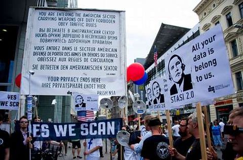 Protesta en el �checkpoint Charlie�, un famoso paso fronterizo del Muro de Berl�n.