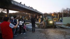 Ganderos y agricultores retiran los tractores de la A-52 en Xinzo