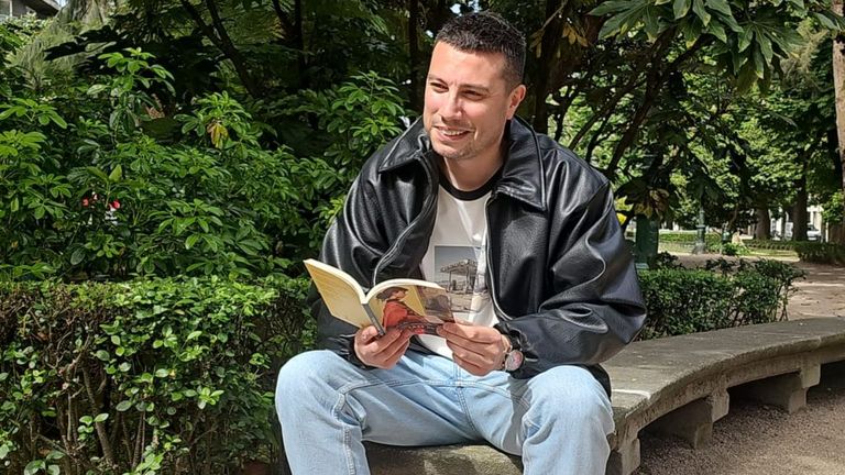 Defreds, con un ejemplar de su libro �Mientras duela�.