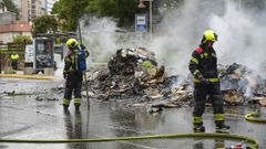 Los bomberos sofocan el incendio de la carga de residuos del cami�n