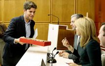 Adri�n Varela, que ayer cumpl�a a�os, ofreci� bombones, tambi�n a Reyes Leis.