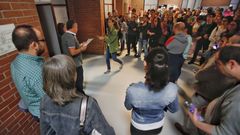 Una opositora accede a uno de los ex�menes celebrados el pasado fin de semana