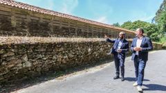 El alcalde de Rianxo, Juli�n Bustelo, y el director de Turismo de Galicia, Xos� Merelles, firmaron un convenio para poner en valor el entorno del h�rreo de O Ara�o